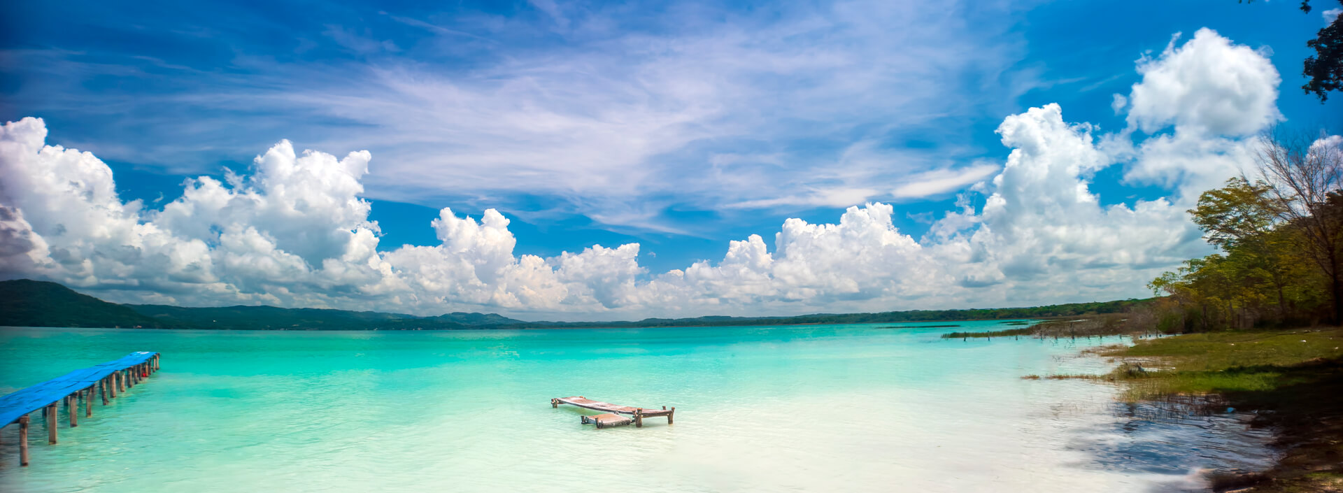 Lago de Atitl&aacute;n rodeado de volcanes, Guatemala