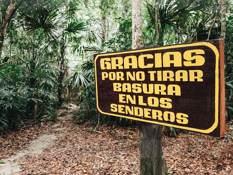 Señalización en los senderos de Tikal
