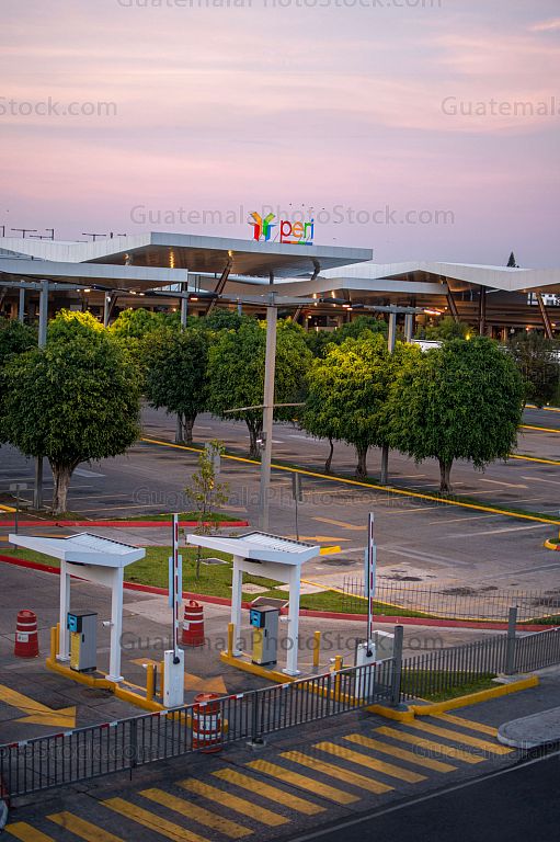 Parqueo del Centro Comercial Peri Roosevelt