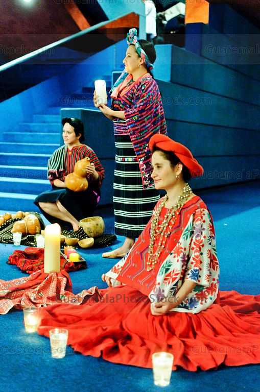 Estampa mujeres con trajes típicos