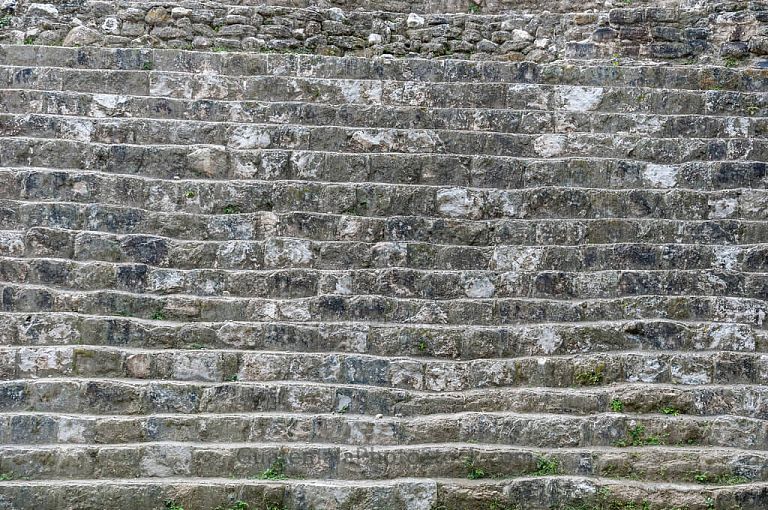 Gradas en templo de Yaxhá