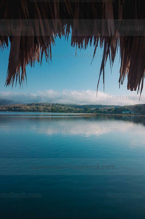 Lago Petén Itzá desde playa El Remate
