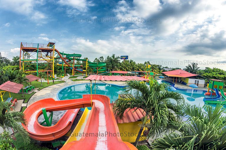 Toboganes y piscinas Parque acuatico Guateque