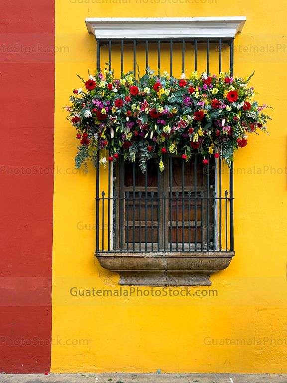 Balcón decorado con flores
