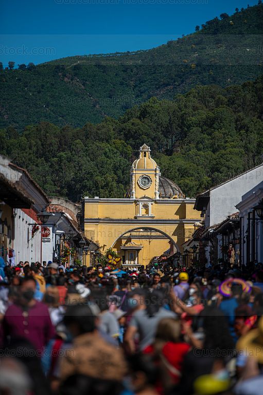 Saturación en la calle del arco