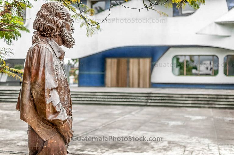 Monumento a Efrain Recinos