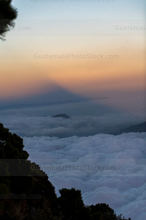 Silueta del Volcán de Fuego sobre las nubes