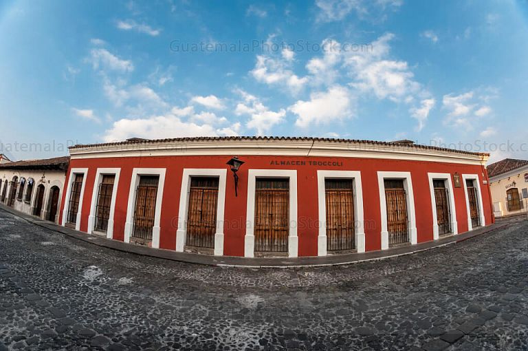 Fachada de casa colonial de la calle del arco
