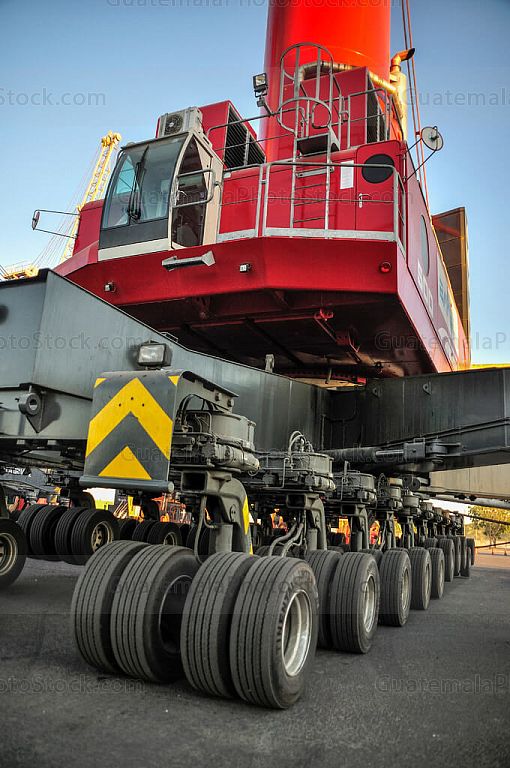 Grua que descarga contenedores en Puerto Quetzal