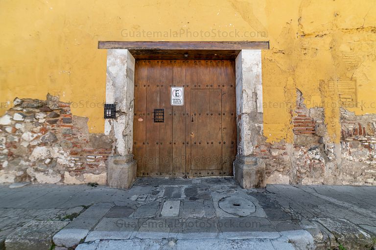 Puerta al estilo colonial de la Antigua Guatemala