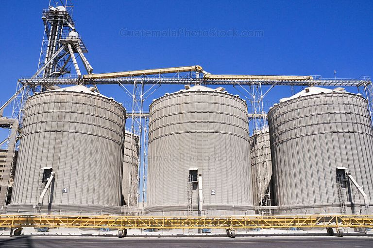 Silos de granos en Puerto Quetzal
