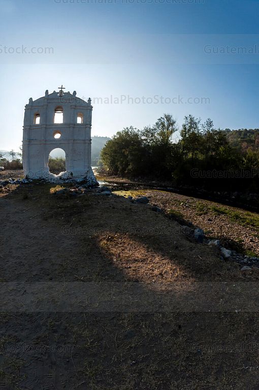 Ruina de la fachada del templo de Pueblo Viejo, San Sebastian
