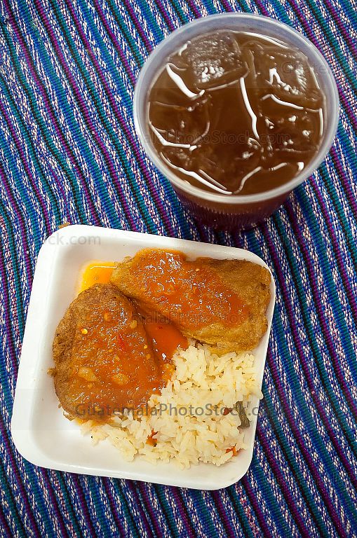 Chile relleno servido con agua de tamarindo
