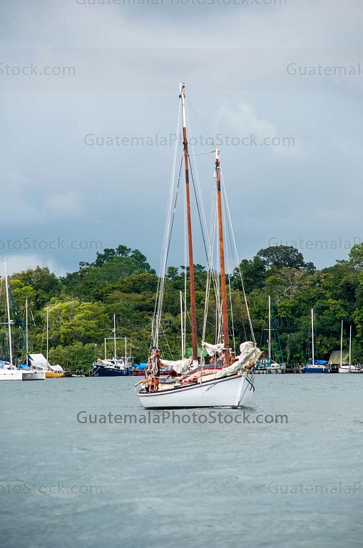 Velero en Río Dulce