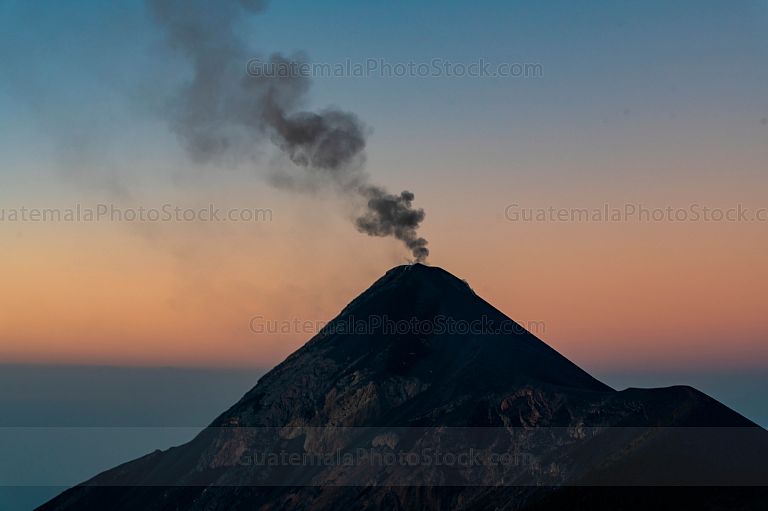 Amanecer frente al Volcán de Fuego