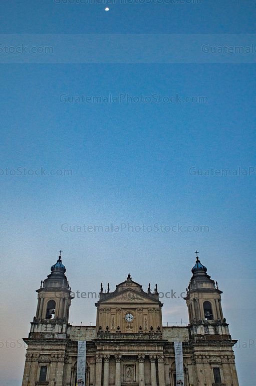 Catedral y la luna