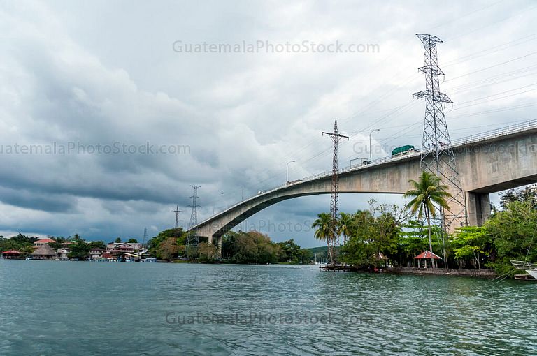 Puente sobre Río Dulce