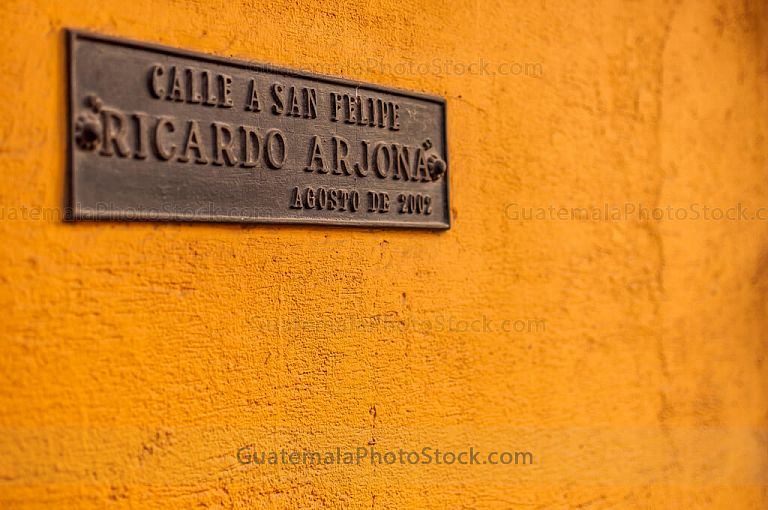 Plaqueta de la Calle Ricardo Arjona