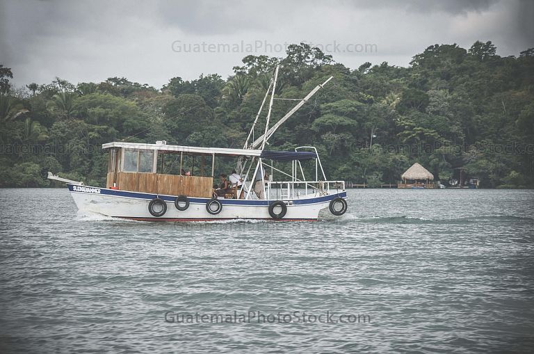 Barco de transporte en Río Dulce