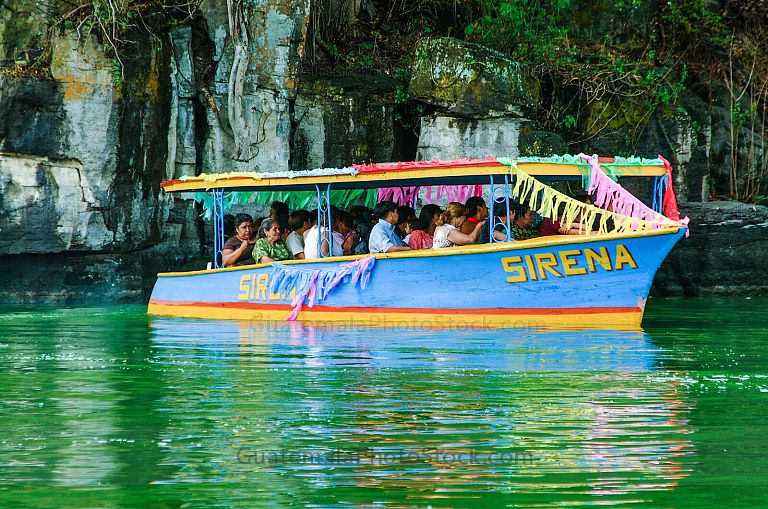 Lancha con turistas en el lago de Amatitlán