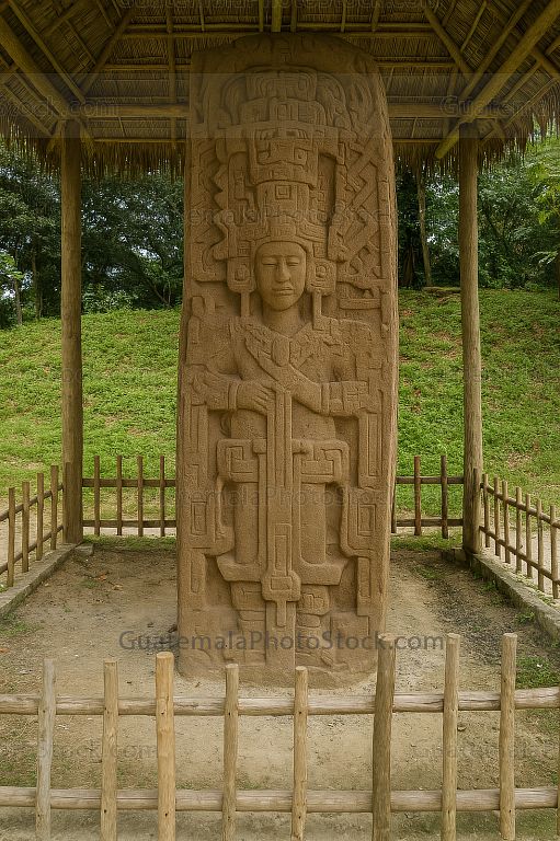Estela maya bajo palapa en claro tropical de Quiriguá
