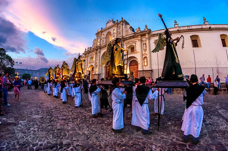 Ángeles que preceden la procesión de Soledad