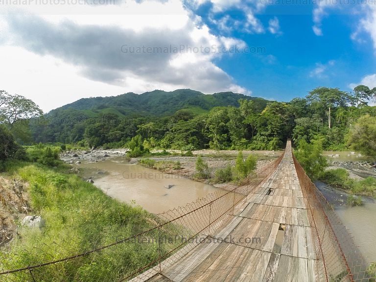 Puente colgante sobre Río Margarita