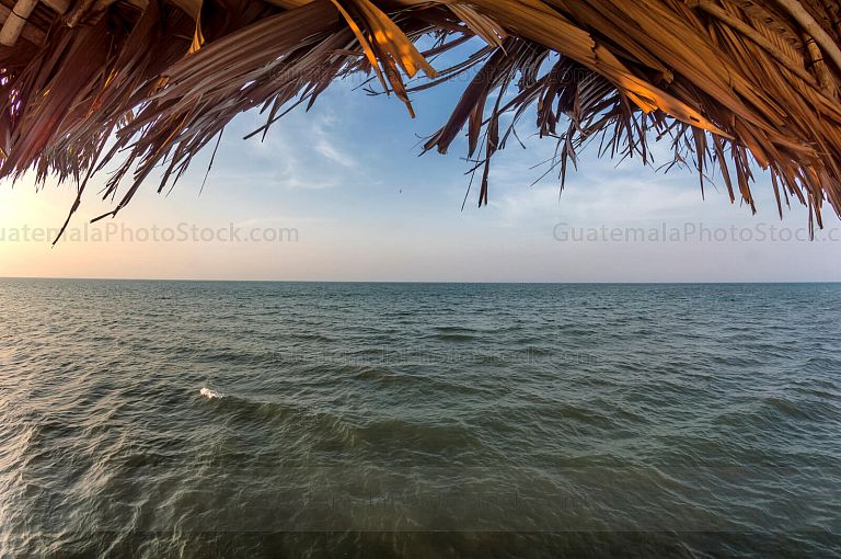 Atardecer en las orillas de la Bahia de Amatique