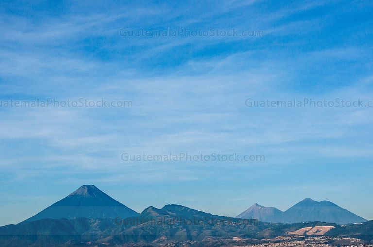 Amanecer sobre los volcanes