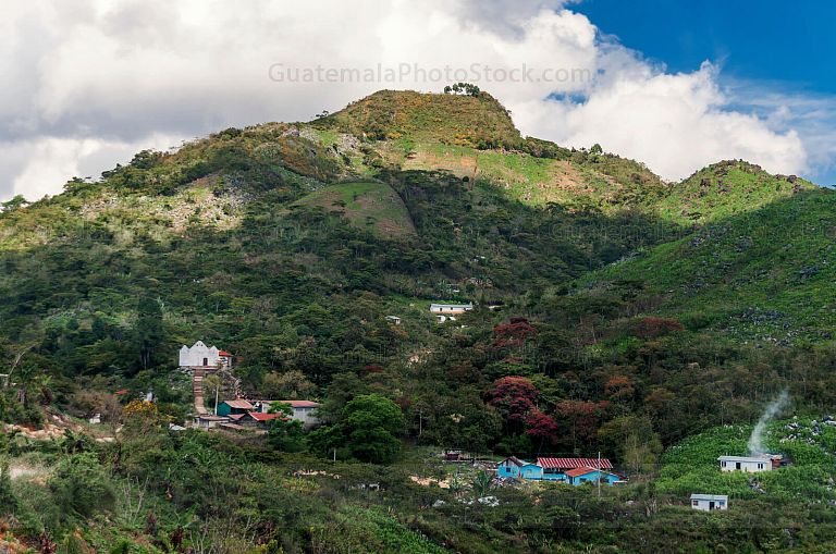 Aldea en las montañas de Lanquin