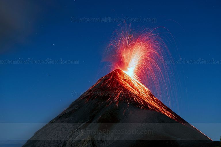 Erupción nocturna del Volcán de Fuego