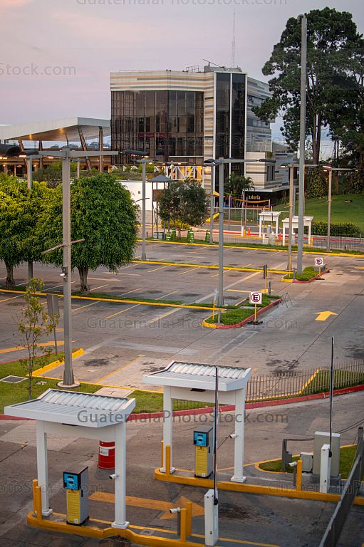 Parqueo del Centro Comercial Peri Roosevelt