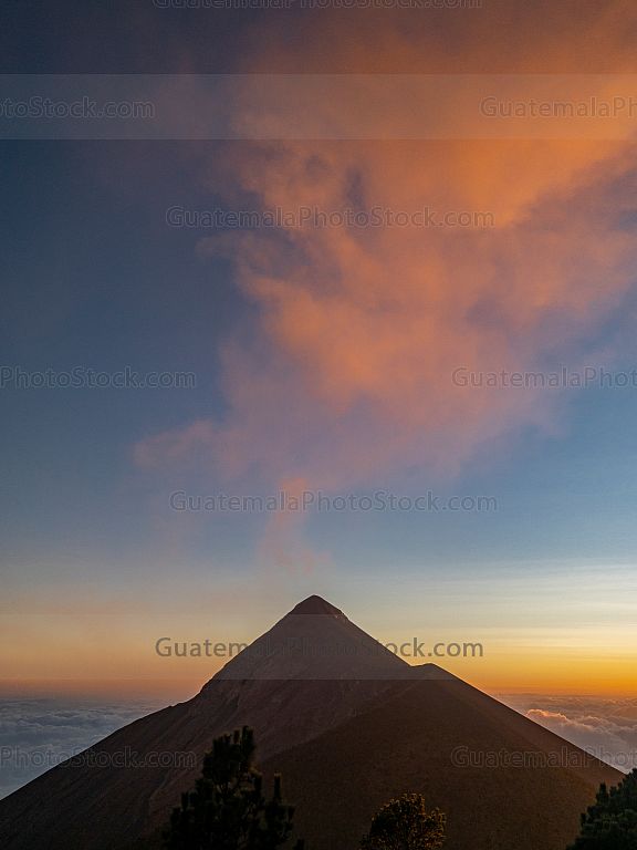 Atardecer frente al Volcán de Fuego