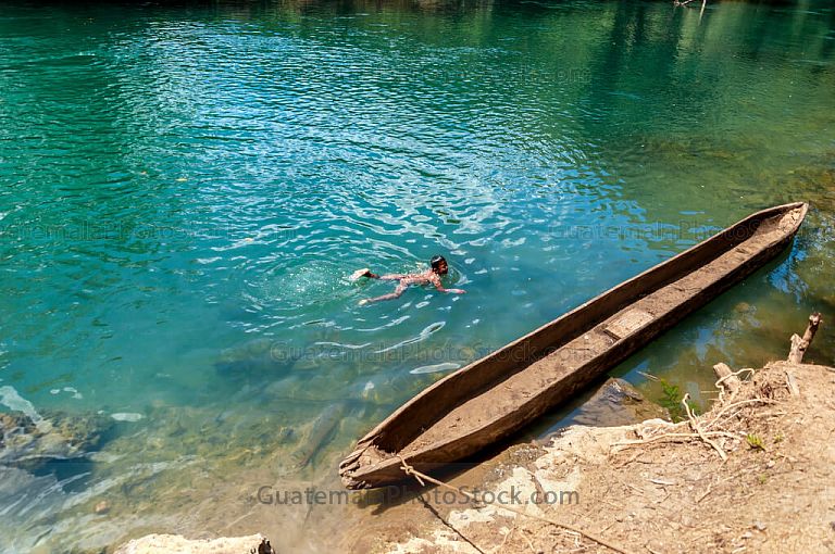 Niño nadando en Río Chajmaic