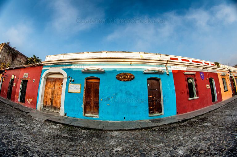 Fachadas coloniales en la calle del arco
