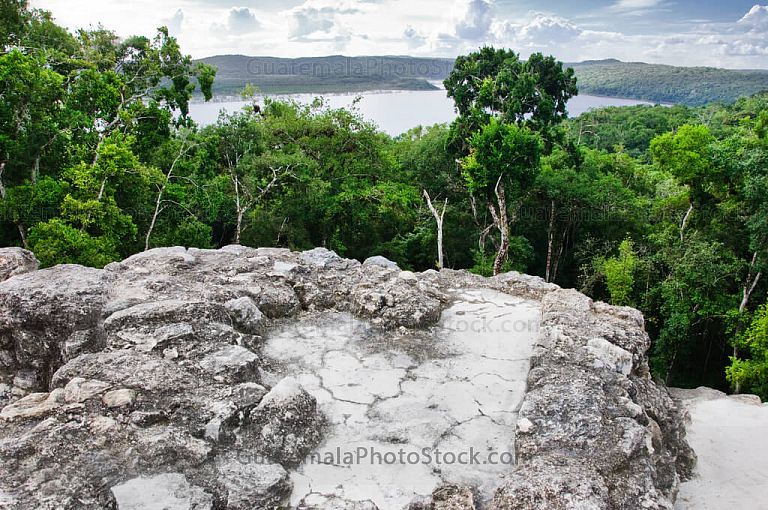 Vista hacia el Lago Yaxhá