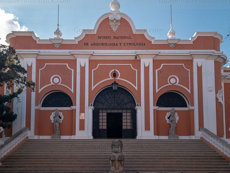 Fachada del Museo nacional de Arqueología y Etnología