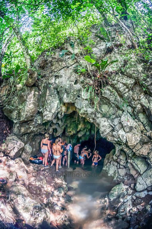 Ingreso a la Cueva de Kan-Ba
