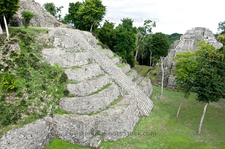 Piramides en el acropolis norte de Yaxhá