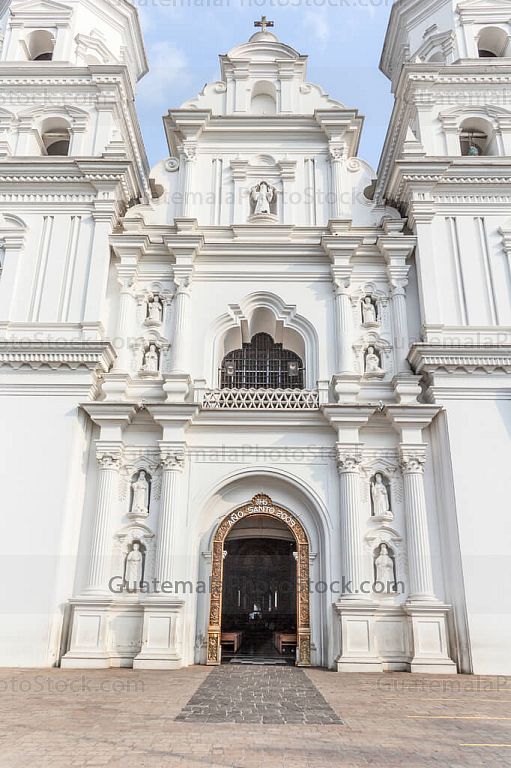 Fachada y Atrio de la Basilica de Esquipulas