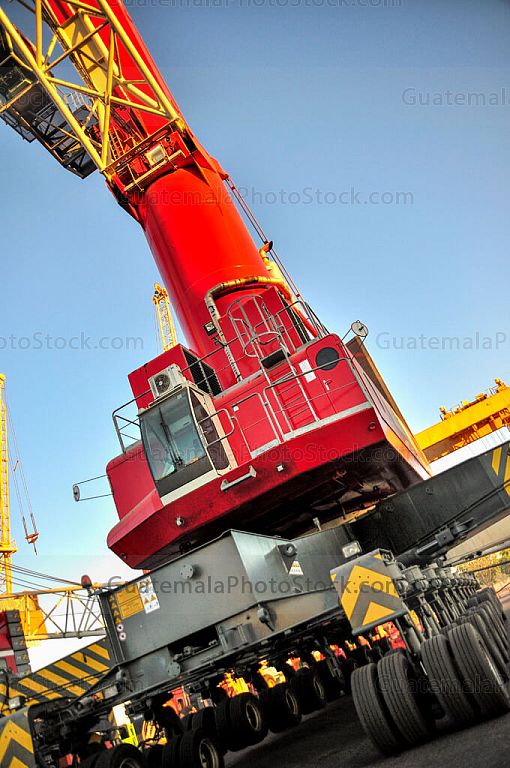 Grua que descarga contenedores en Puerto Quetzal