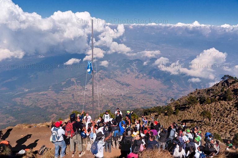 Izar la bandera en el crater del Volcán de Agua