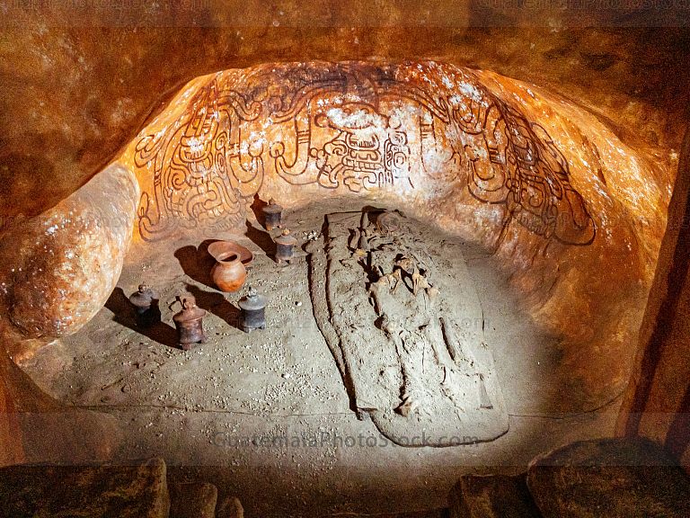 Replica de tumba del Sitio Arqueológico Río Azul