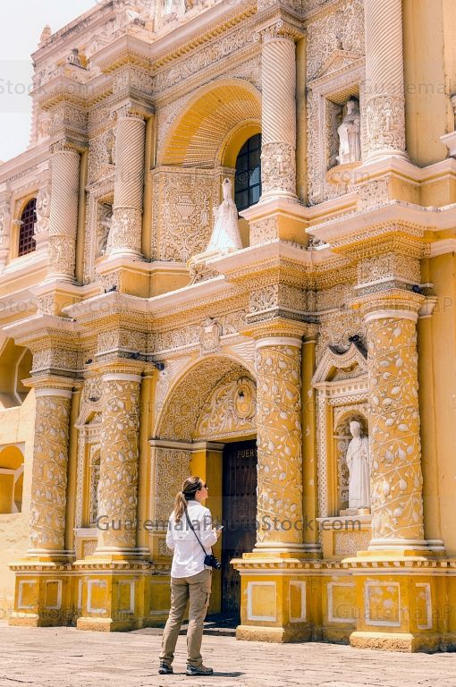 Turista en la fachada de La Merced Antigua Guatemala