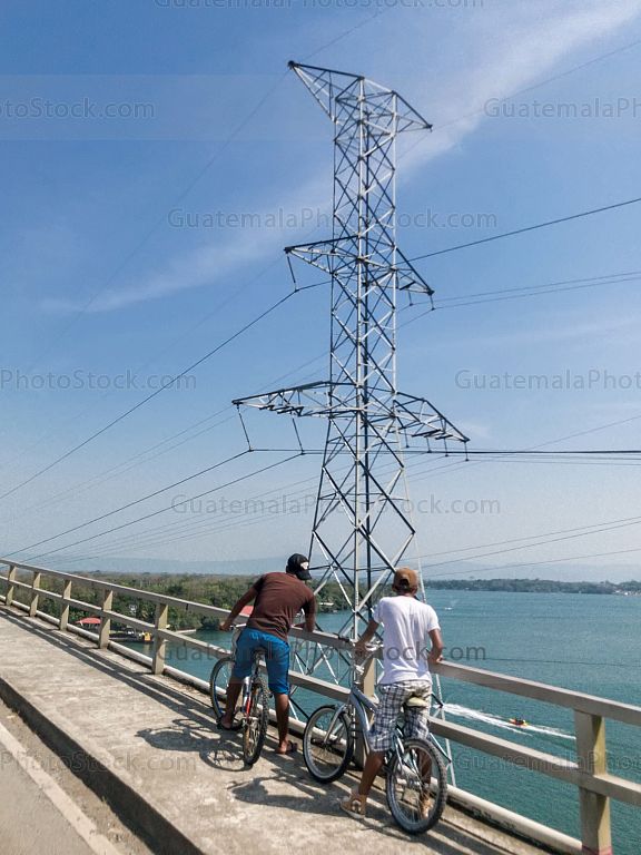 En lo alto del puente de Río Dulce
