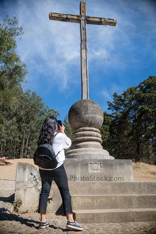 Joven turista viaja por Antigua Guatemala durante la pandemia