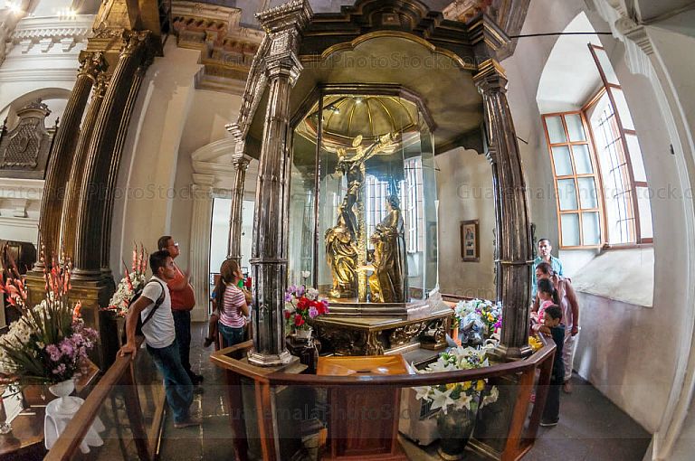 Visitantes con el Señor de Esquipulas