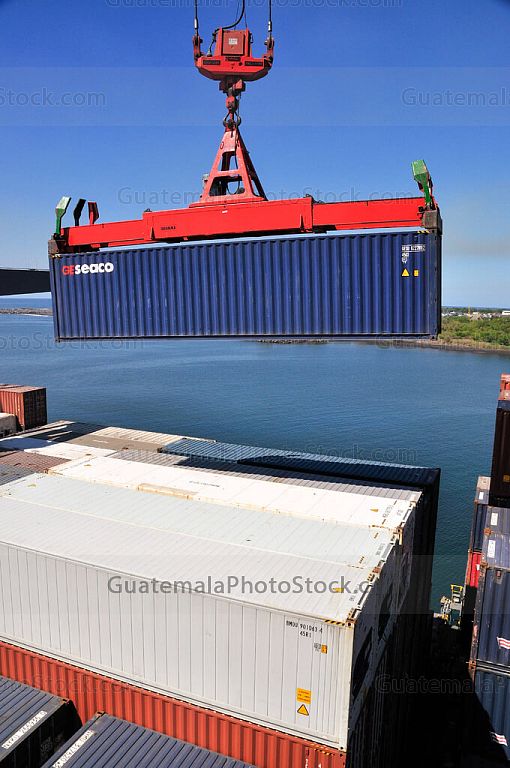 Descarga de contenedores en Puerto Quetzal