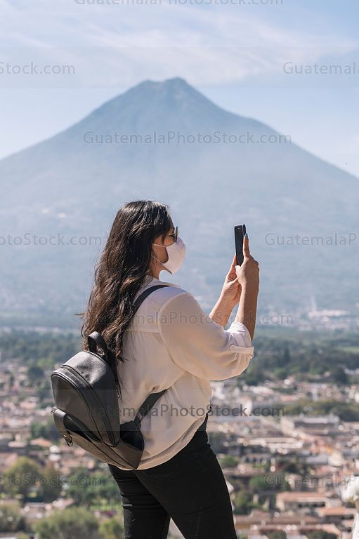 Joven turista viaja por Antigua Guatemala durante la pandemia