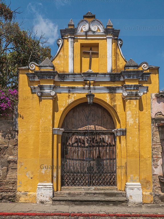 Fachada de capilla en la calle de los pasos